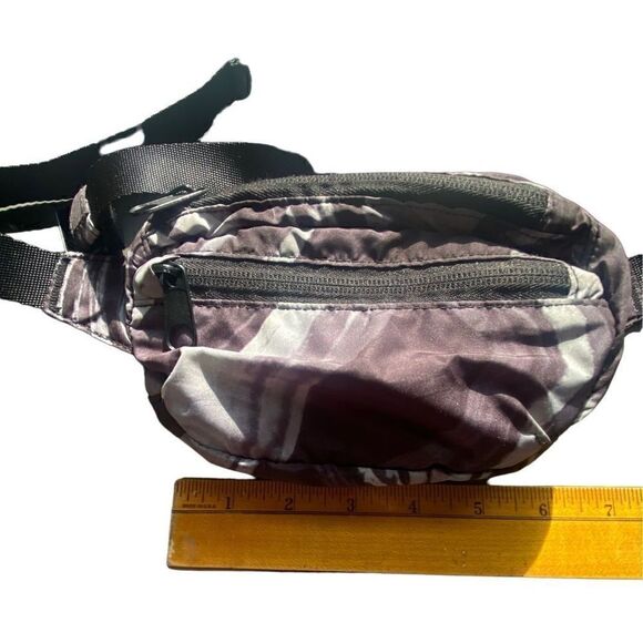 Pink Victoria’s Secret Fanny pack grey white swirls on black adjustable bum bag - Picture 1 of 8
